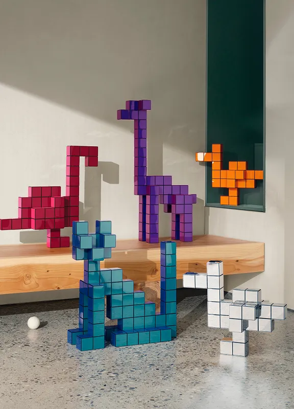 Bunte Panton Cubes formen abstrakte, tierähnliche Skulpturen aus Würfeln in verschiedenen Farben.